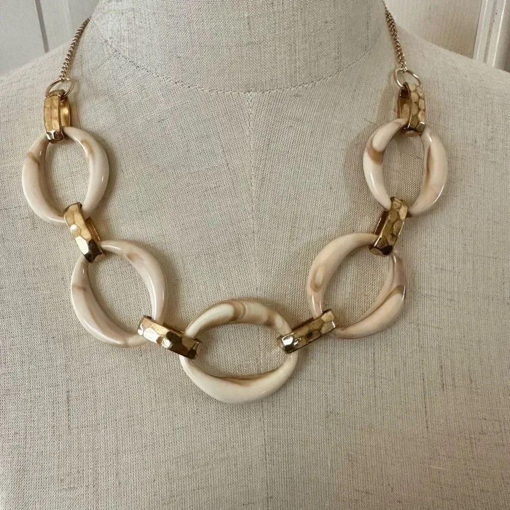 1946 tan and gold tone oval shaped necklace